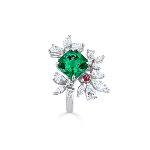 Ring with emerald